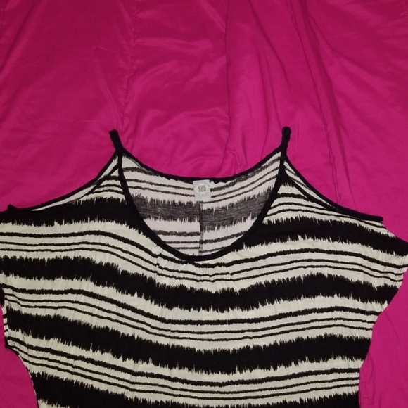 Cold shoulder tank style top - Picture 2 of 3